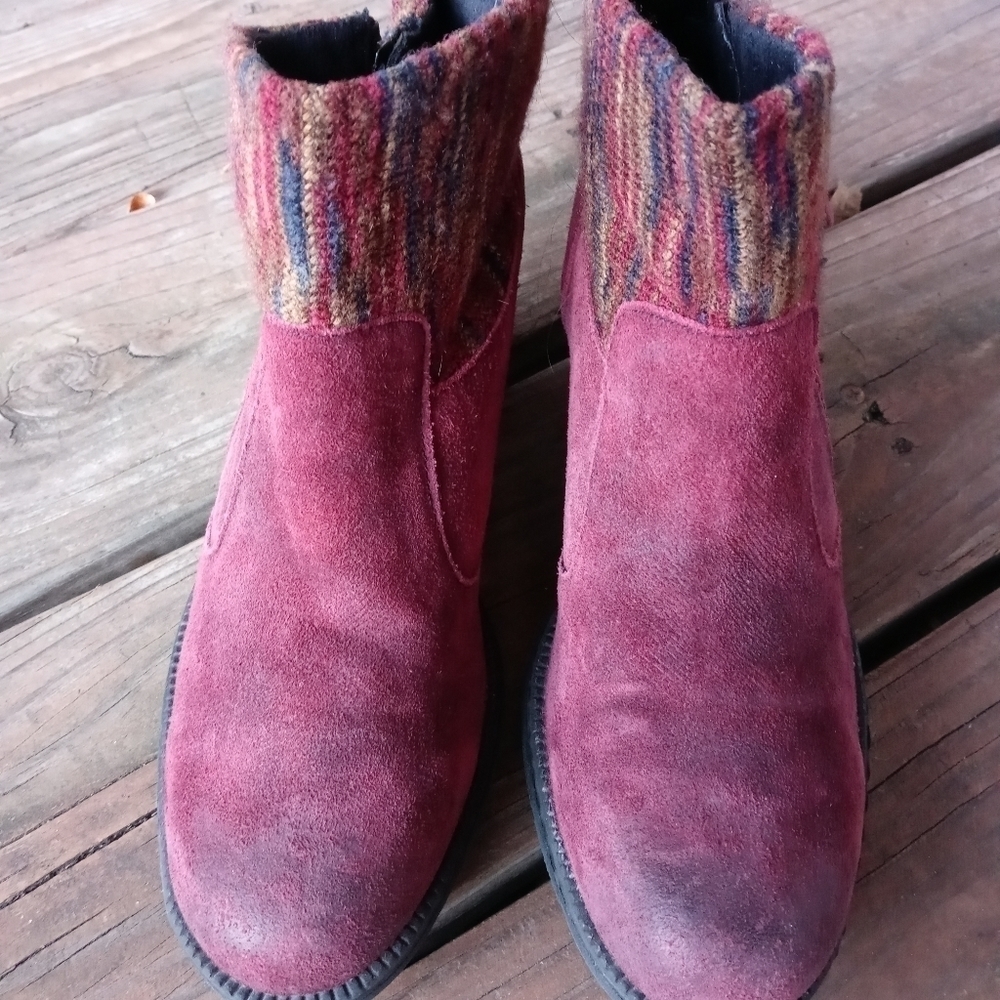 B.O.C. women's burgundy suede and knit fabric ankle boots. Sz 8M. 2" heel. Side